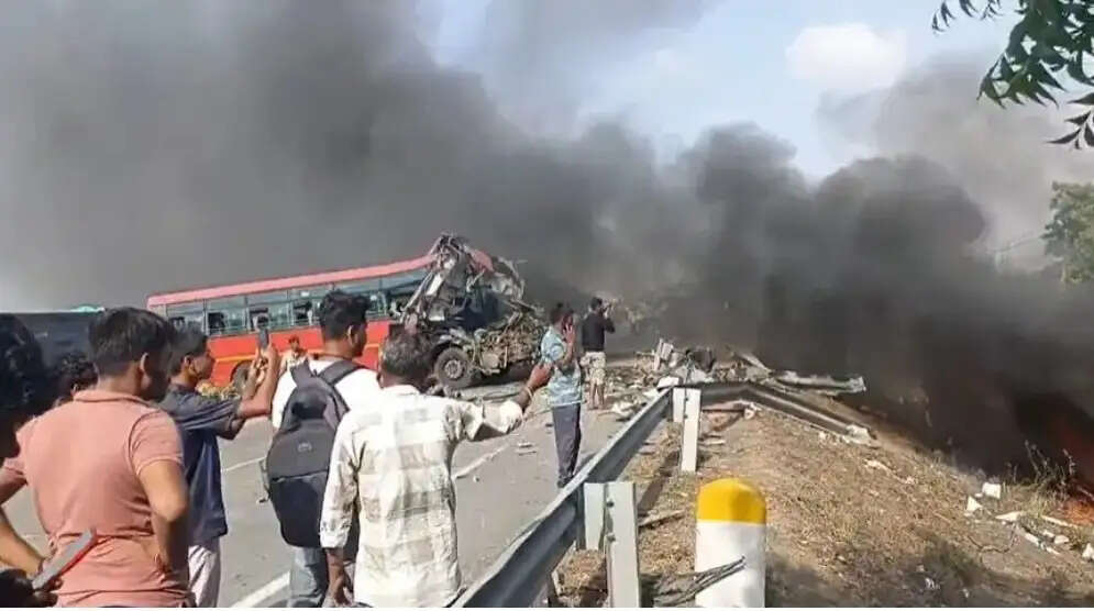 गुजरात के सूरत में महाराष्ट्र की दो एसटी बसों की टक्कर के बाद लगी आग, 7 यात्रियों की मौत
