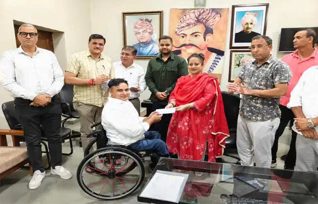 रेवाड़ी: स्वास्थ्य मंत्री ने पैरा खिलाड़ियों को नकद पुरस्कार देकर किया सम्मानित