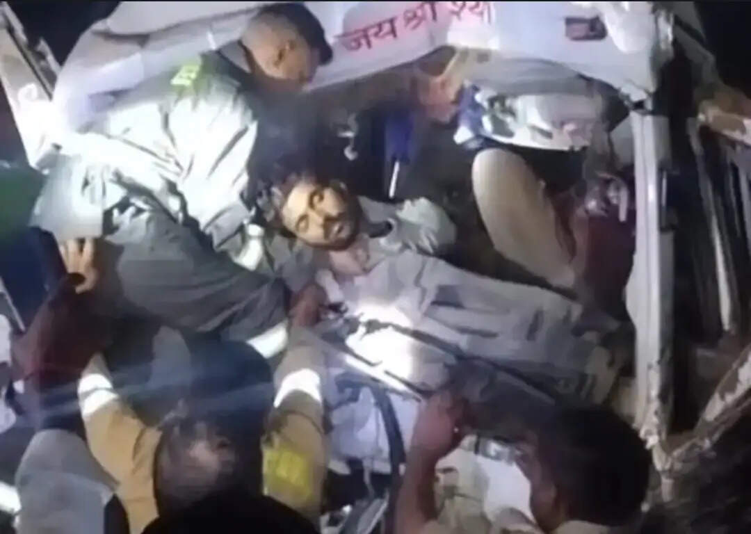 बुंदेलखंड एक्सप्रेसवे पर खड़े डंपर में तेज रफ्तार डंपर ने मारी टक्कर, कंडक्टर की मौत