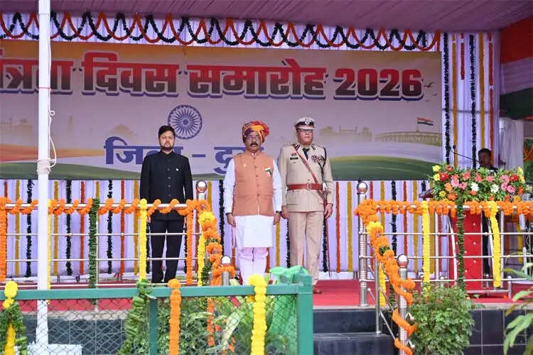 उप मुख्यमंत्री&nbsp;अरुण साव ने ध्वजारोहण कर परेड की सलामी ली