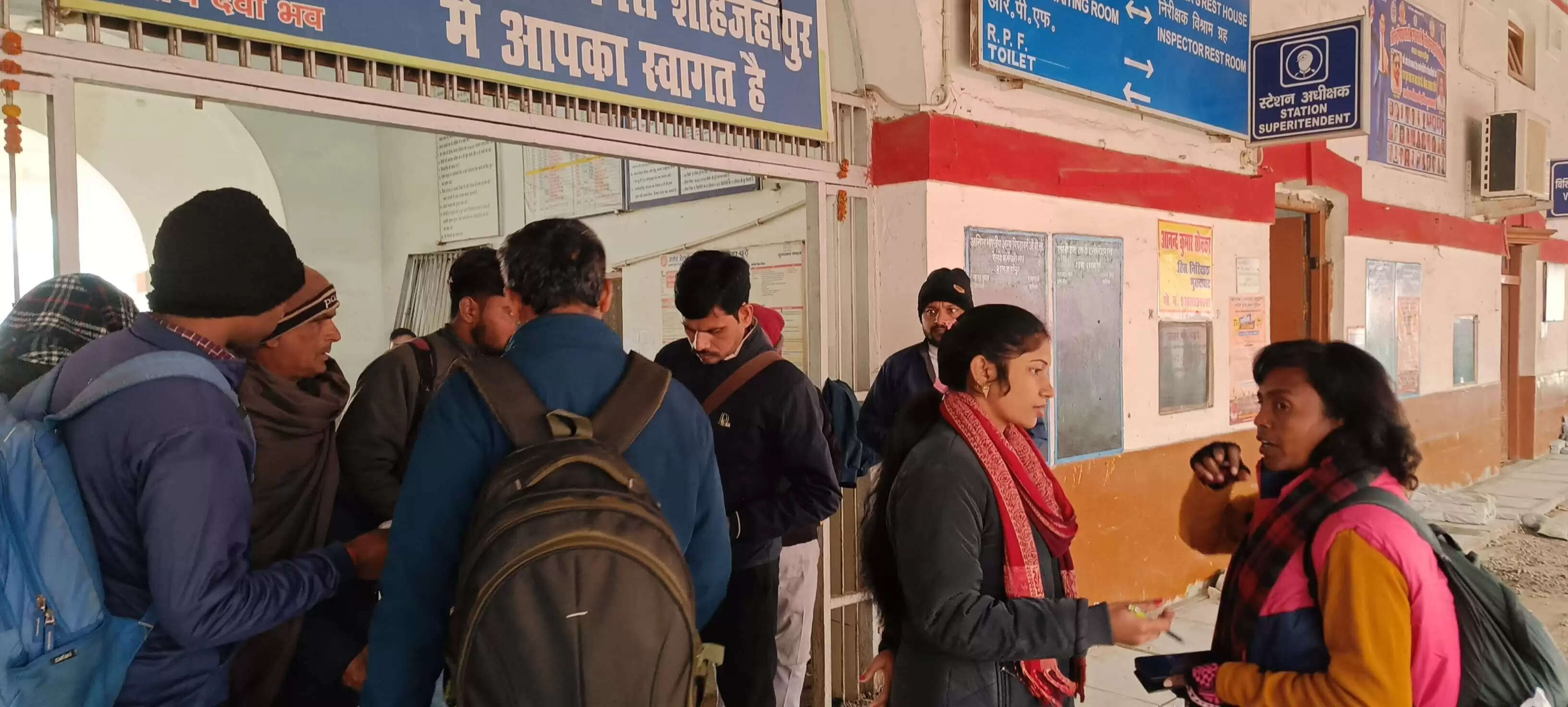 शाहजहांपुर स्टेशन पर चला किलेबंदी टिकट चेकिंग अभियान, ₹40,700 रूपये का रेल राजस्व वसूला