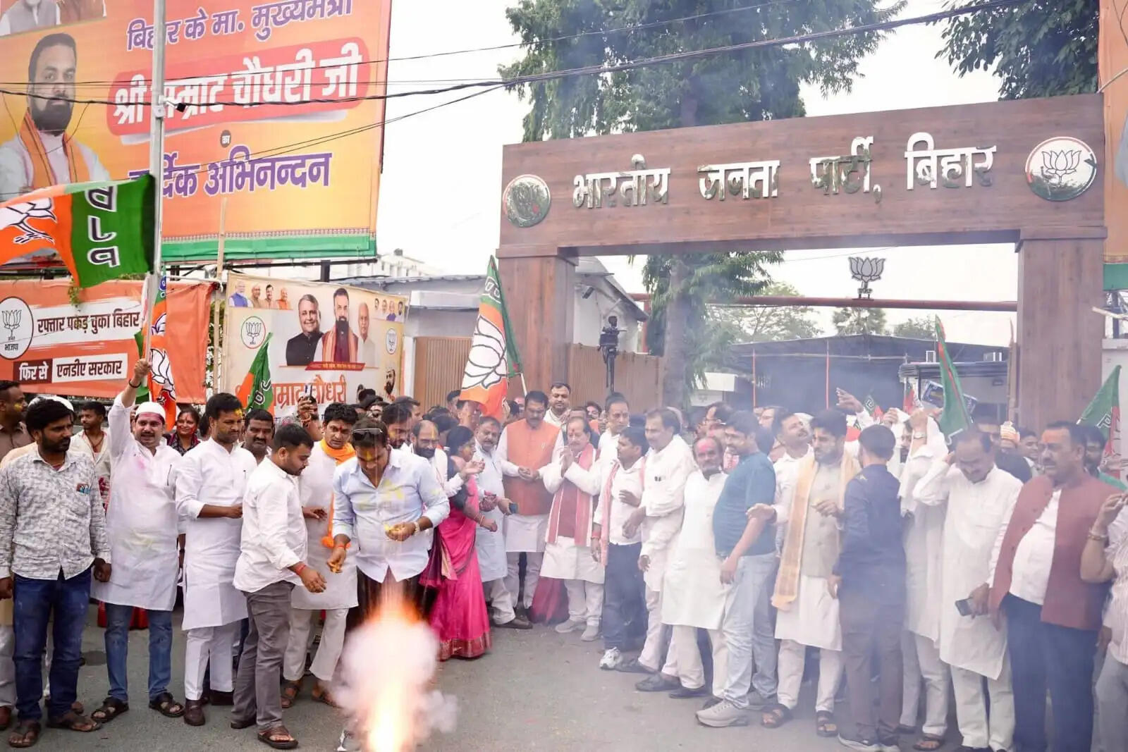 पश्चिम बंगाल, असम और पुडुचेरी विधानसभा जीत पर बंटी मिठाई और झालमुड़ी