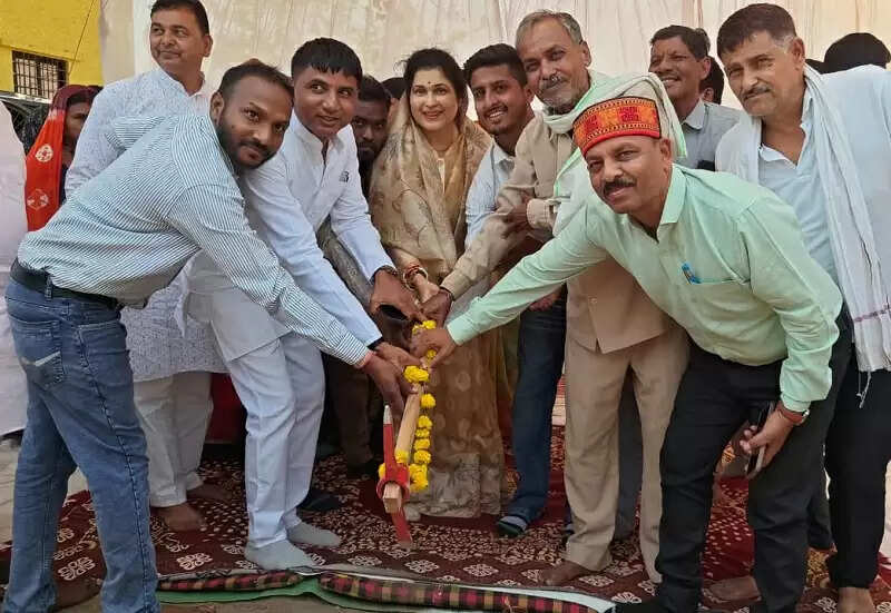 भोपालः मंत्री कृष्णा गौर ने किया 6.20 करोड़ की लागत के सड़क निर्माण कार्य का भूमि-पूजन