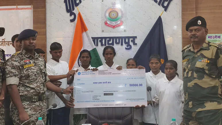 छत्तीसगढ़ के नारायणपुर में 37 लाख रुपये के इनामी 11 नक्सलियों ने किया आत्मसमर्पण