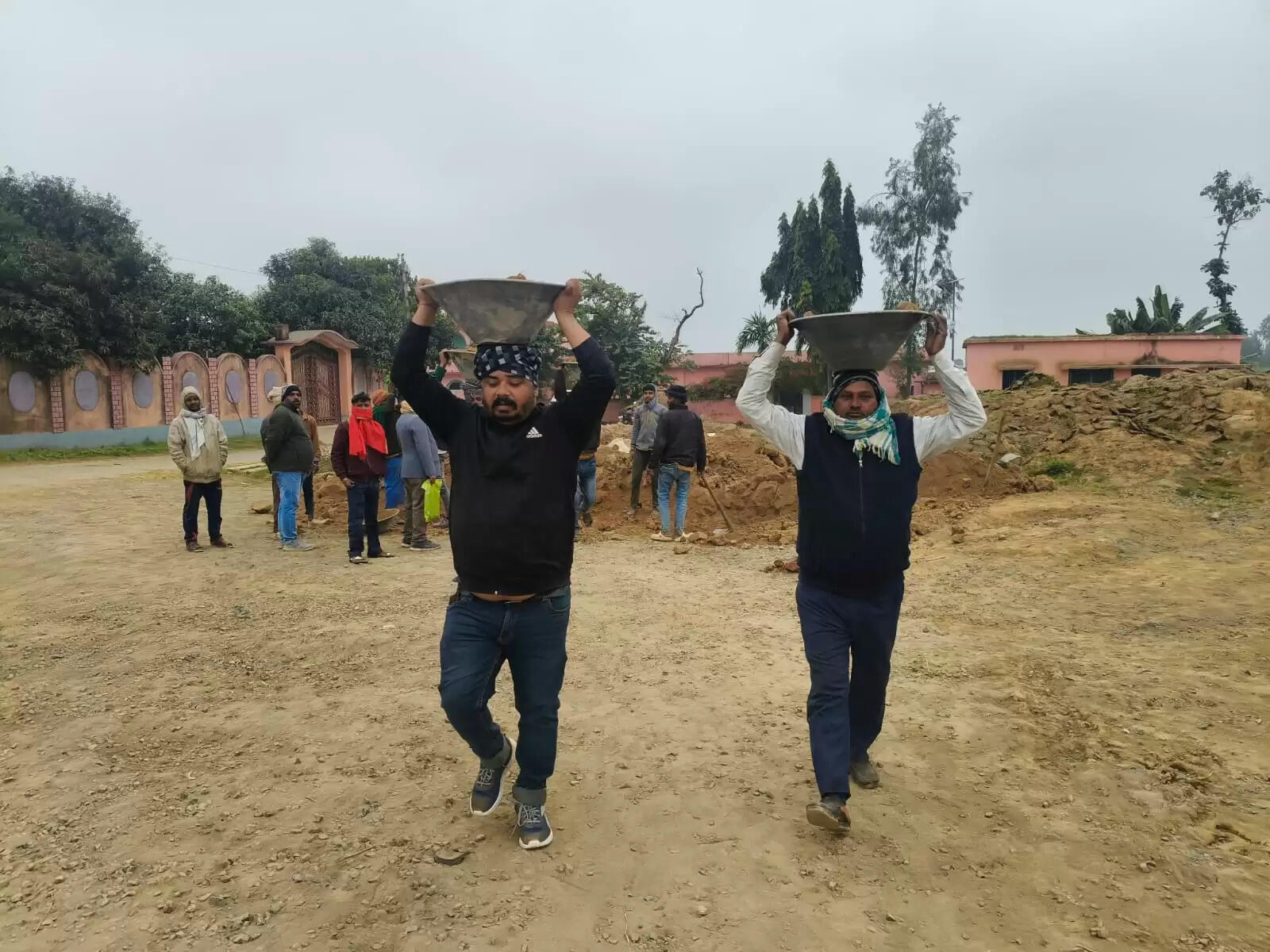 पंचायत सरकार भवन के निर्माण को लेकर विरोध प्रदर्शन