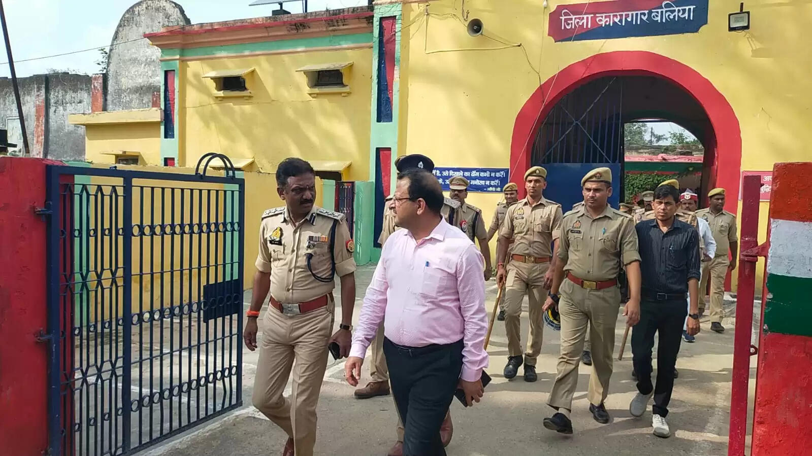 बलिया : डीएम-एसपी ने जिला जेल का औचक निरीक्षण किया