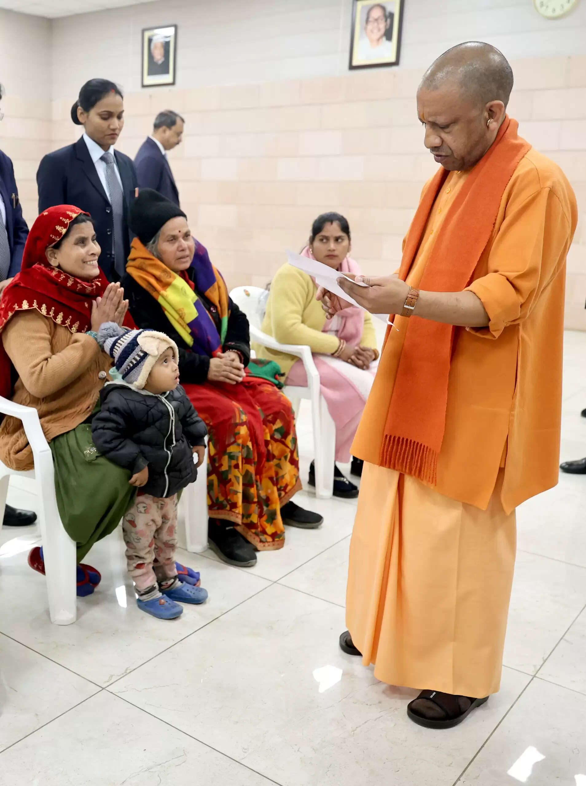 जनता दर्शन में मुख्यमंत्री योगी ने लोगों की समस्याएं सुनीं