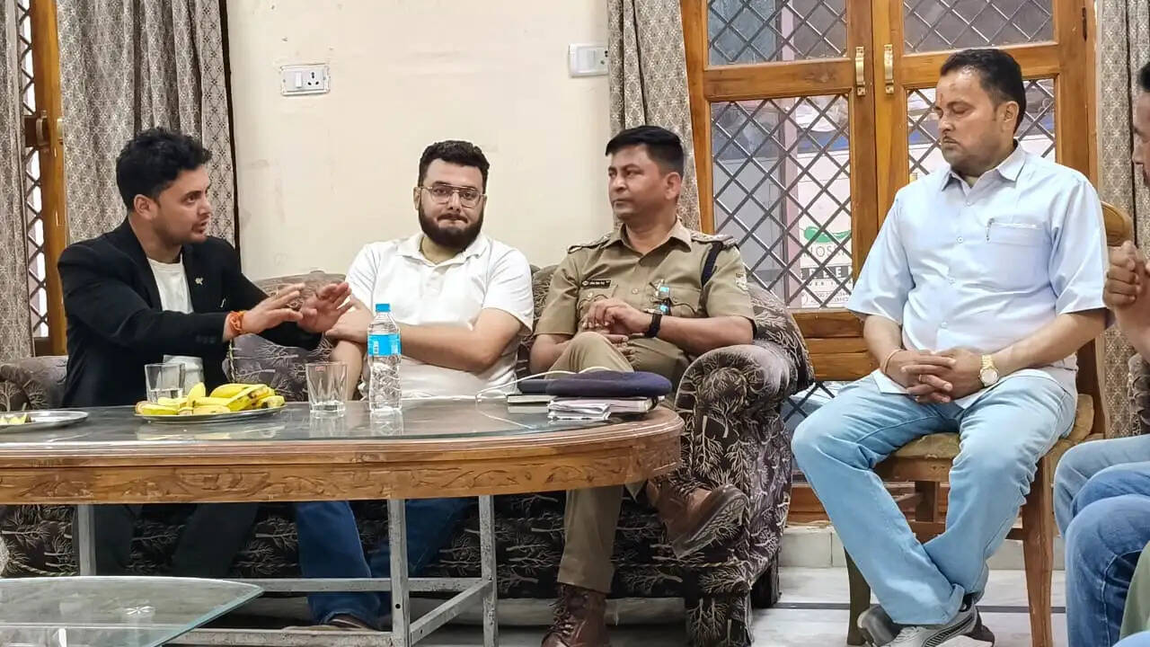 प्रशासन के आश्वासन पर टला टैक्सी यूनियन का चक्काजाम