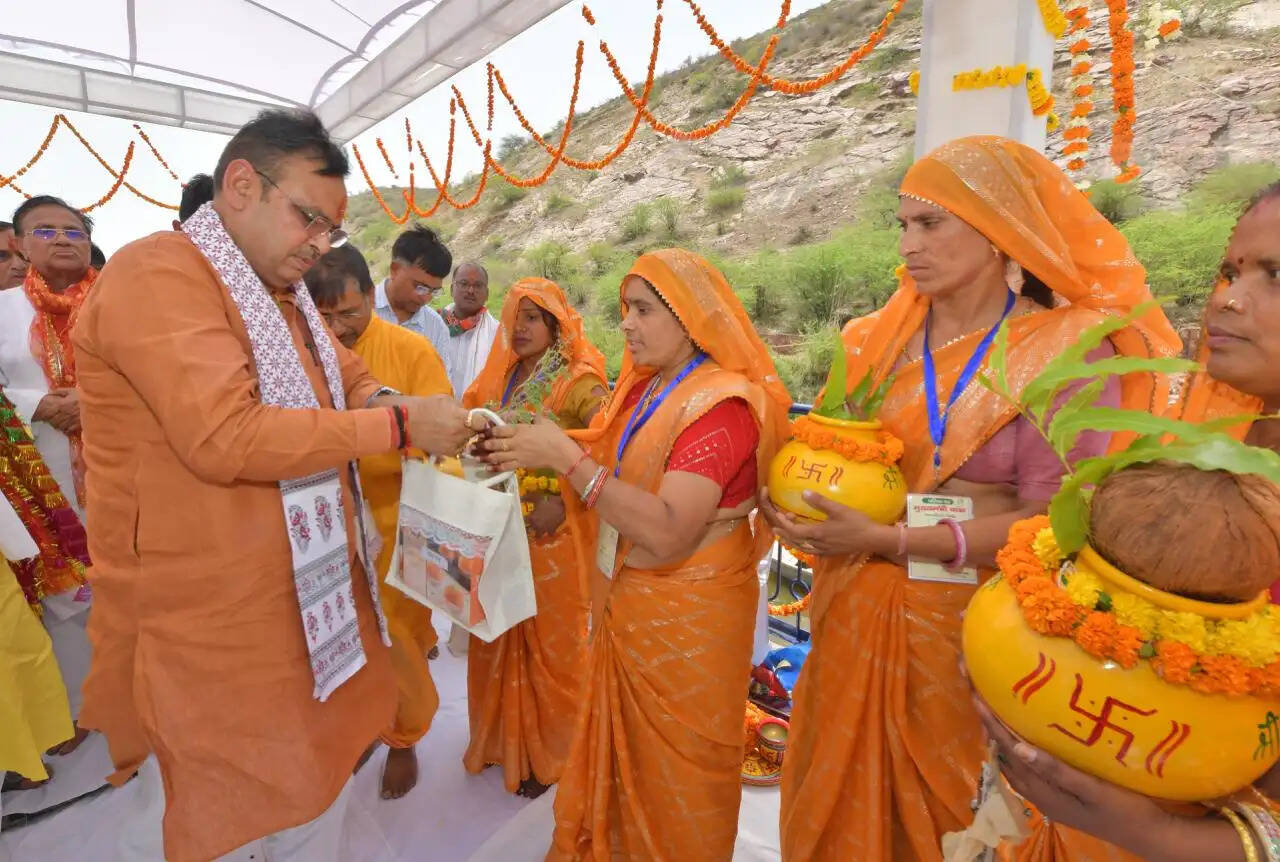 गंगादशमी पर मुख्यमंत्री ने किया बंध बरेठा बांध पर जल पूजन, ‘वंदे गंगा जल संरक्षण जन अभियान-2026’ का शुभारंभ