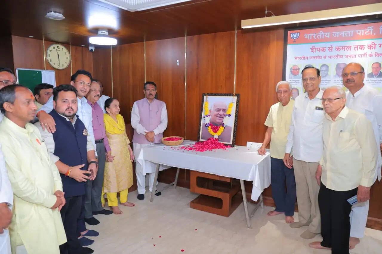 दिल्ली भाजपा ने पूर्व मुख्यमंत्री मदन लाल खुराना की जयंती पर श्रद्धांजलि अर्पित की