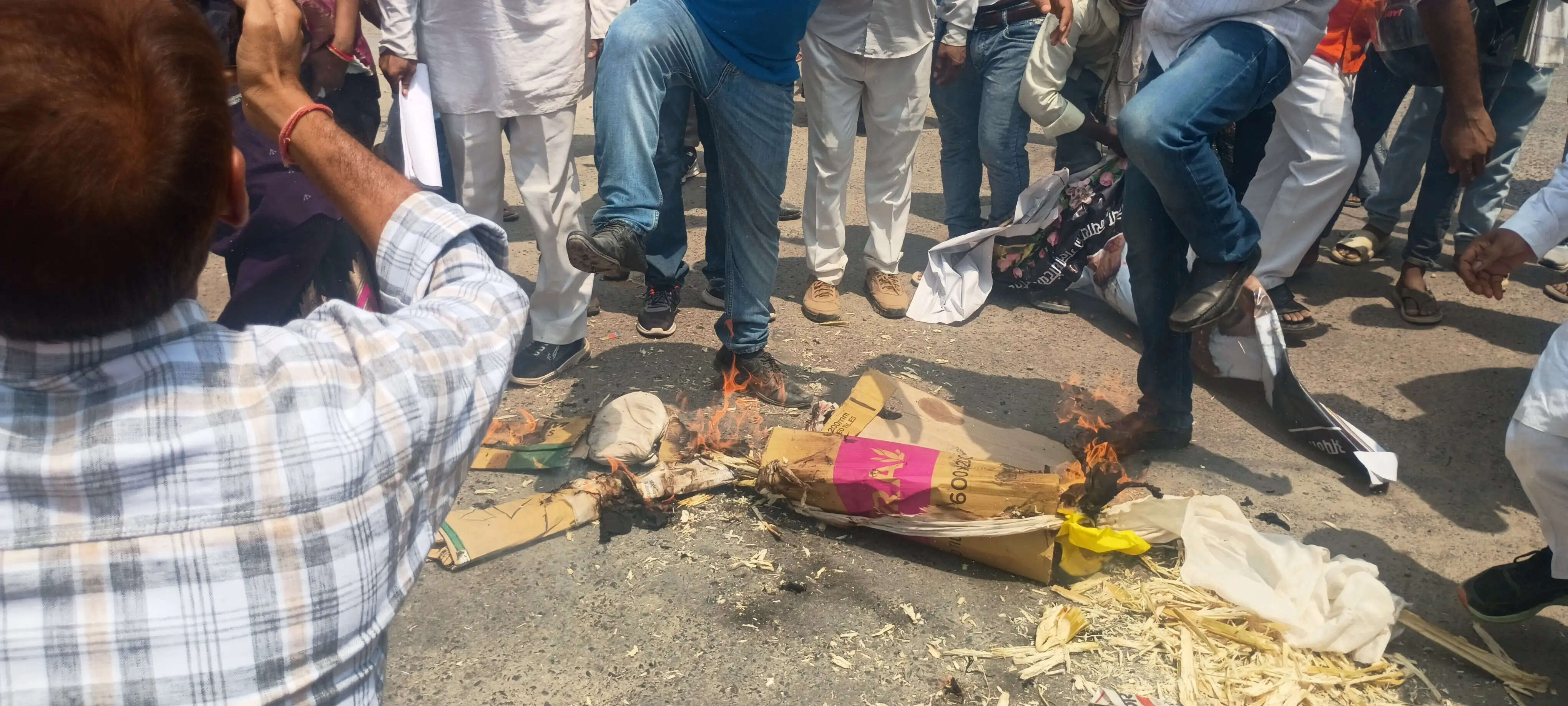 जौनपुर दूल्हा हत्याकांड न्याय की मांग को लेकर प्रदर्शन, ओमप्रकाश राजभर का पुतला फूंका