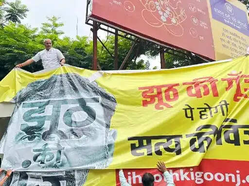 इंदौर&nbsp;में&nbsp;‘छात्रों की गूंज’ से पहले सड़काें&nbsp;पर&nbsp;लगे ‘झूठ की गूंज’ के पोस्टर,100 से ज्यादा जगहों पर होर्डिंग-बैनर,&nbsp;कांग्रेस ने&nbsp;हटाए