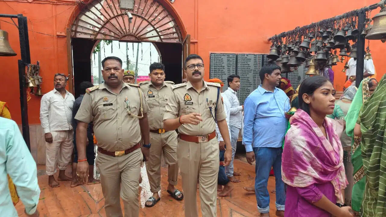 देवरिया :दुग्धेश्वर नाथ मंदिर में उमड़ा आस्था का सैलाब, हर-हर महादेव के जयकारों से गूंज उठी छोटी काशी