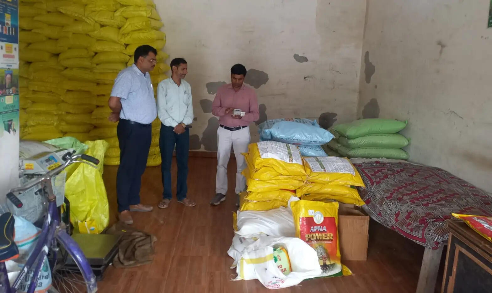 खाद वितरण में मनमानी करने वालों के खिलाफ कार्रवाई, 05 को नोटिस, 03 दुकानों के लाइसेंस निरस्त