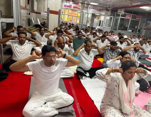 राजधानी के चिकित्सा संस्थानों में चिकित्सकों ने किया सामूहिक योगाभ्यास