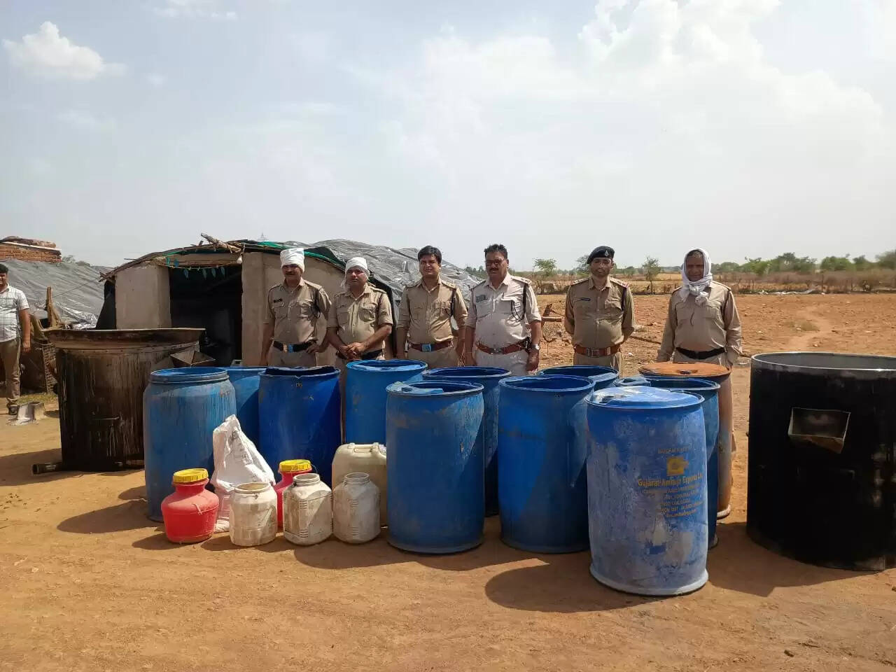 शिवपुरी : कंजरों के डेरों से 6 हजार बल्क लीटर गुड़ लहान सहित हजारों लीटर मदिरा जब्‍त