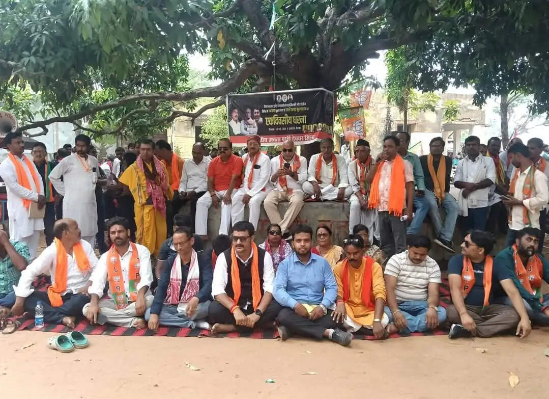 भाजपा ने धरना देकर सरकार पर लगाया भ्रष्टाचार का आरोप