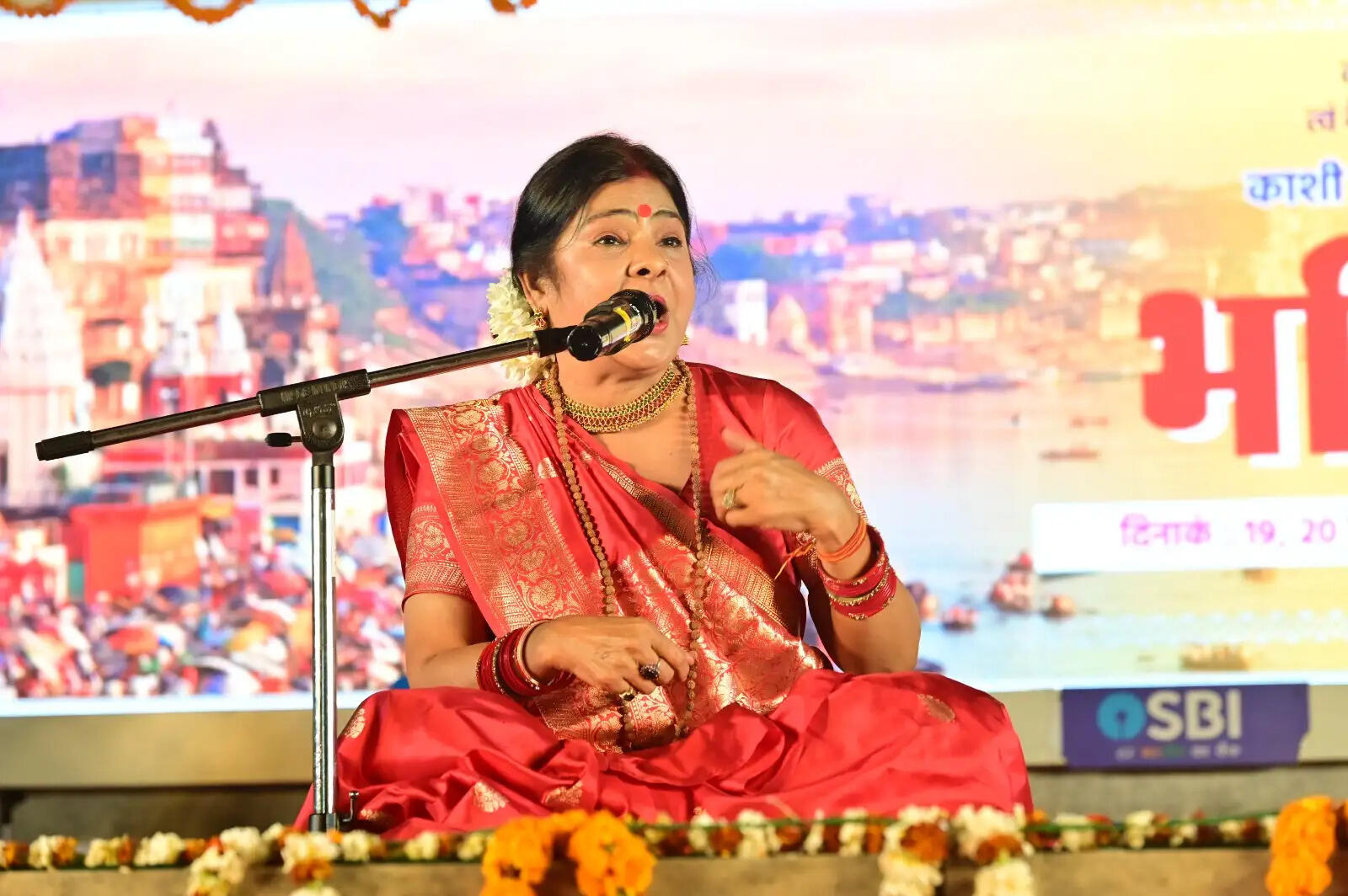 श्री काशी विश्वनाथ धाम के शिवार्चनम् मंच पर पद्मश्री मालिनी अवस्थी के गीतों का जादू बिखरा