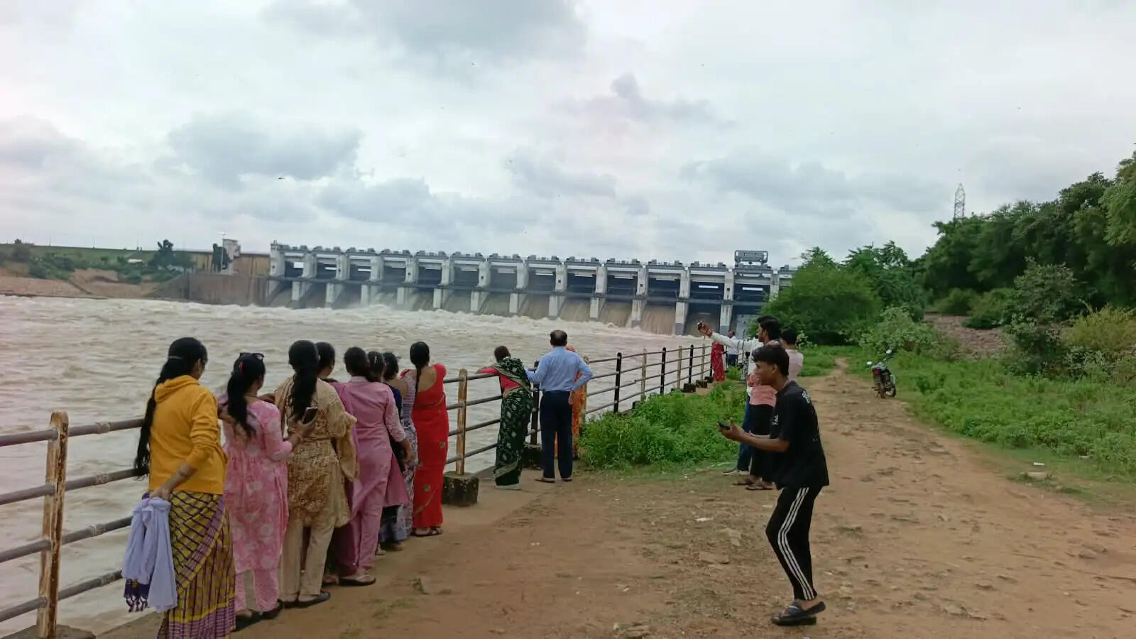 गंगरेल बांध &nbsp;व्यू प्वाइंट पर सुरक्षा की&nbsp;दरकार, बना&nbsp;रहता&nbsp;है&nbsp;खतरा