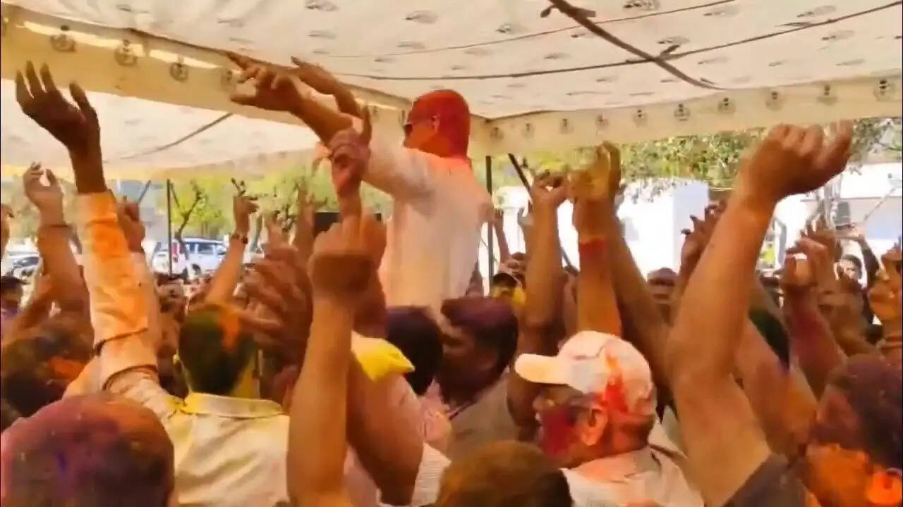 भीलवाड़ा पुलिस लाइन में रंगों की बौछार, जवानों ने एसपी को कंधों पर उठाकर किया डांस