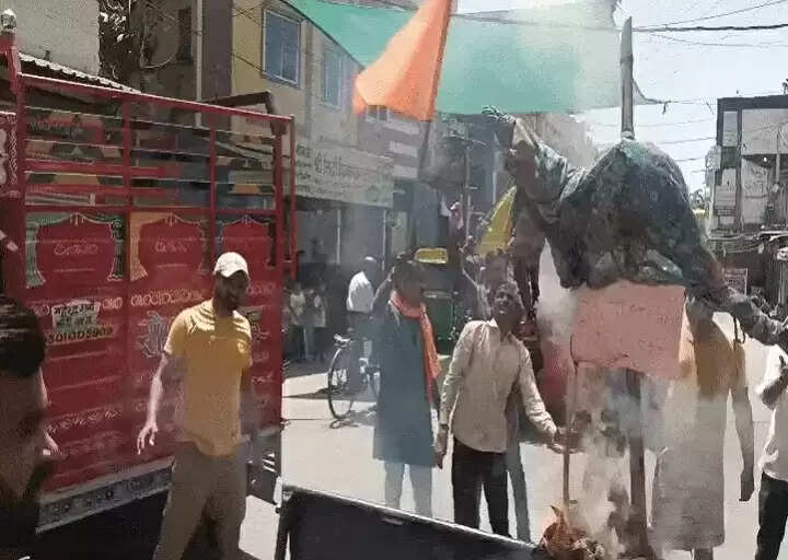 पहलगाम हमले के विरोध में मध्य प्रदेश में सड़कों पर उतरे लोग, आतंकवाद और पाकिस्तान के पुतले जलाए