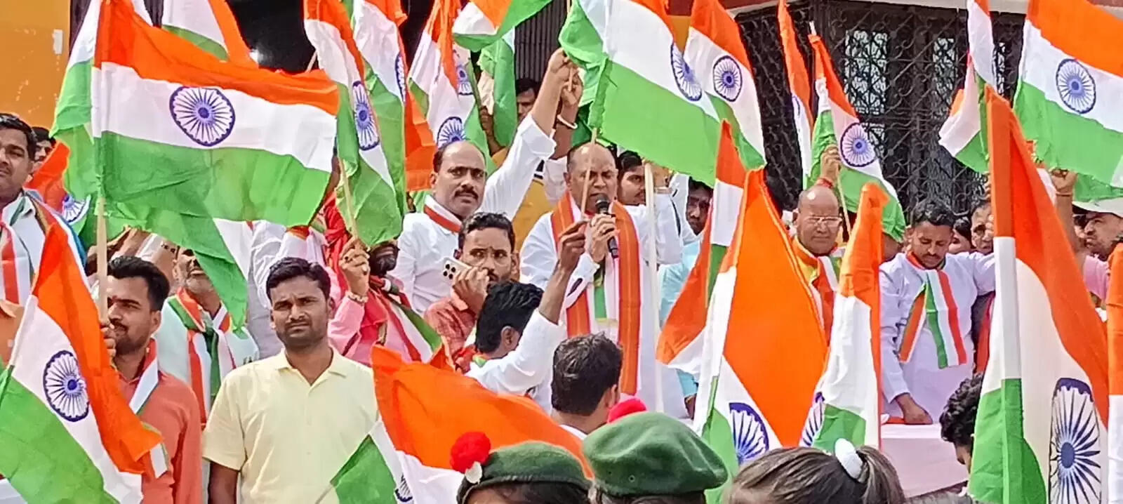 तिरंगा यात्रा में गूंजे भारतीय&nbsp;सेना&nbsp;के शाैर्य&nbsp;के&nbsp;नारे