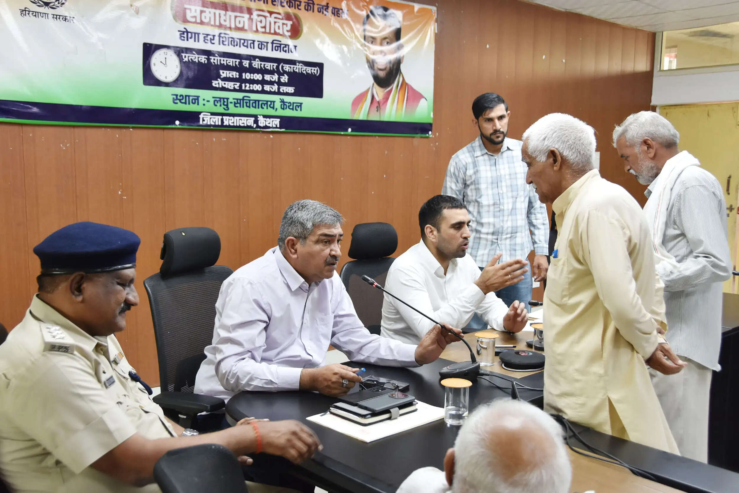 कैथल: समाधान शिविर में उठीं अवैध पोल्ट्री फार्म, बिजली के पोल और आवारा कुत्तों की समस्याएं