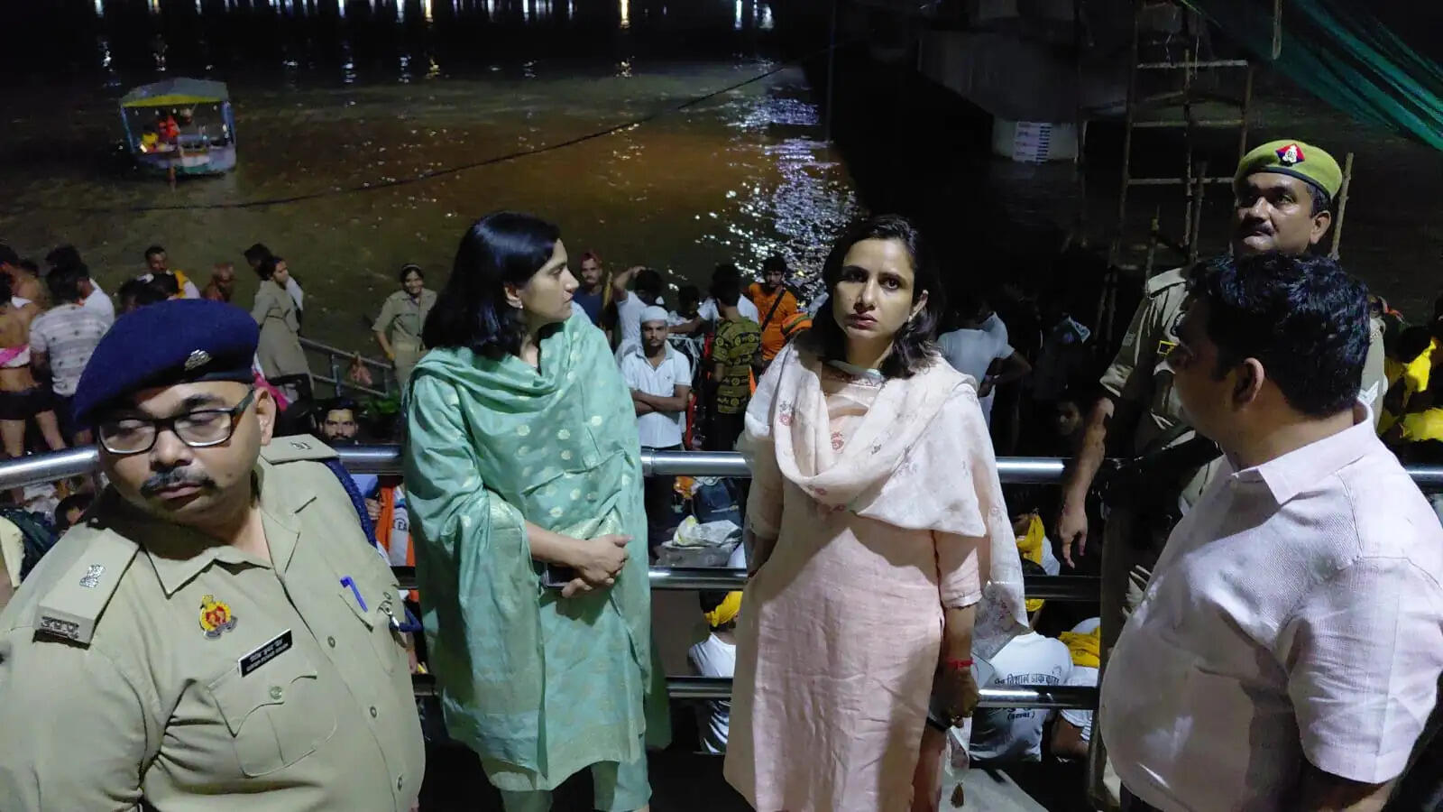 कावड़ यात्रियों की उमड़ी पांचालघाट पर भीड़,डीएम,एसपी ने रात एक बजे पहुंच देखी व्यवस्थाएं
