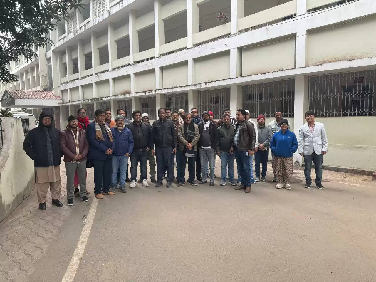 स्वास्थ्य सेवा संघ के सदस्यों ने डीएम को दिसम्बर माह का वेतन भुगतान को लेकर दिया ज्ञापन