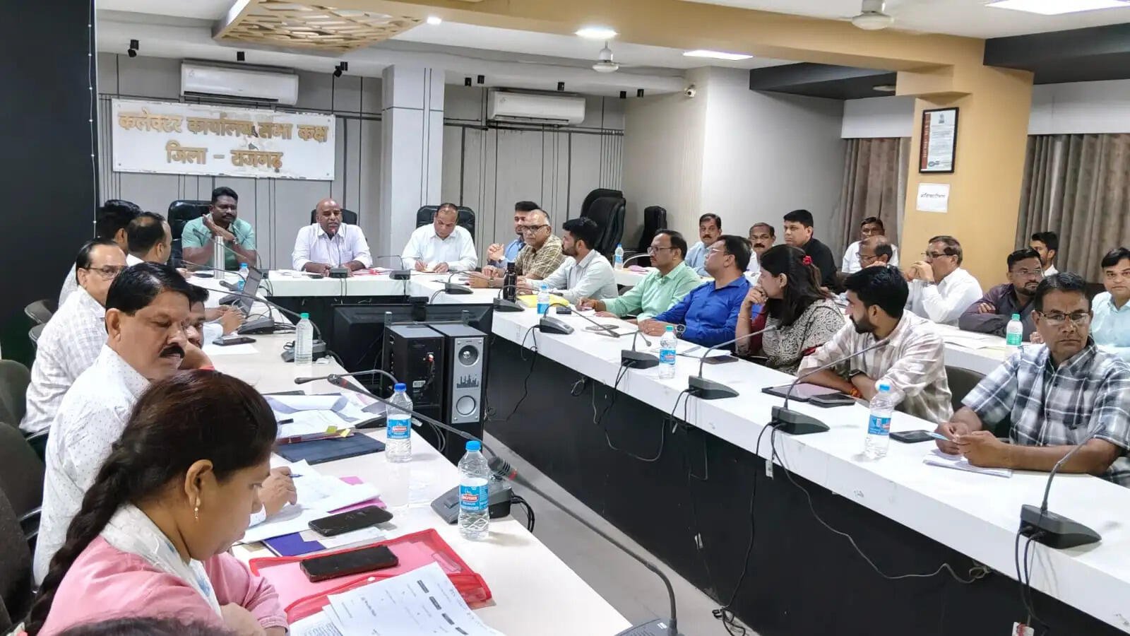 राजगढ़ः जनविश्वास अभियान की समीक्षा में कलेक्टर सख्त,लापरवाही पर वेतन काटने और निलंबन के निर्देश