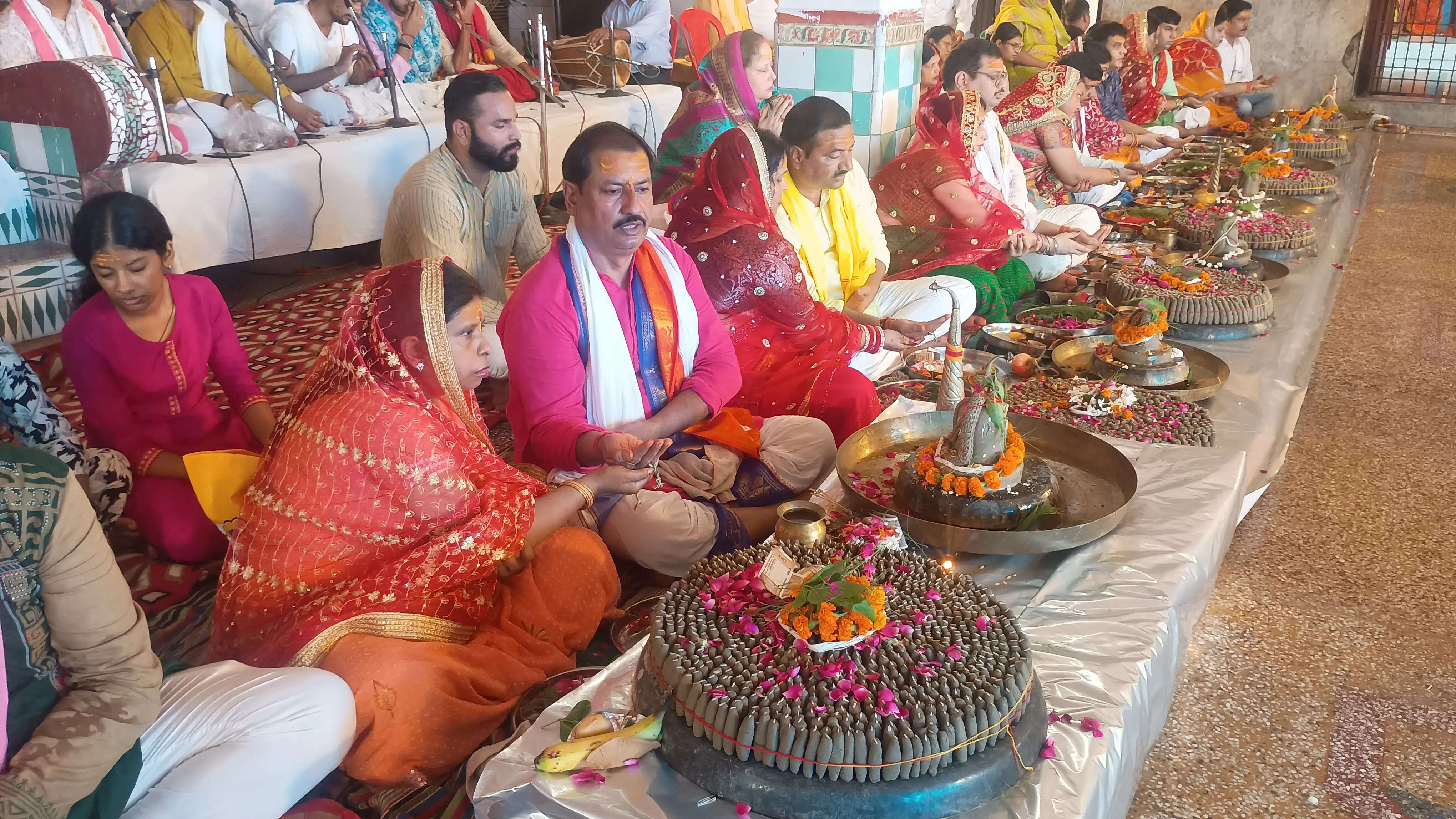 श्रावण मास में 38,101 पार्थिव शिवलिंगों का रुद्राभिषेक, 38 दंपतियों ने किया पूजन