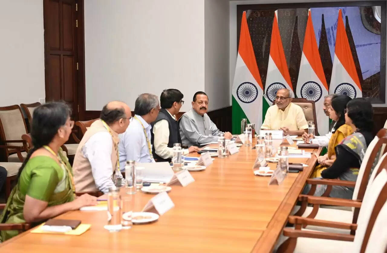 डॉ जितेन्द्र सिंह ने सीपी राधाकृष्णन से की मुलाकात, वैज्ञानिक एवं प्रौद्योगिकीय प्रगति से कराया अवगत