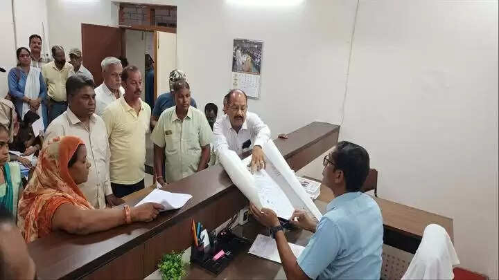 इंदौरः जनसुनवाई में अनुपस्थित रहने पर कड़ी कार्रवाई, कलेक्टर ने जिला शिक्षा अधिकारी को किया निलंबित