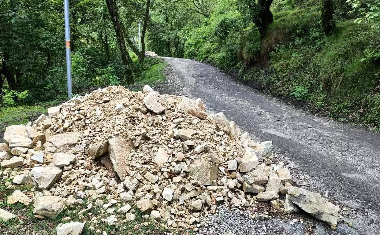 देवाल-लोहाजंग-वाण मोटर मार्ग पर सोलिंग कार्य छोड़ा आधा अधूरा