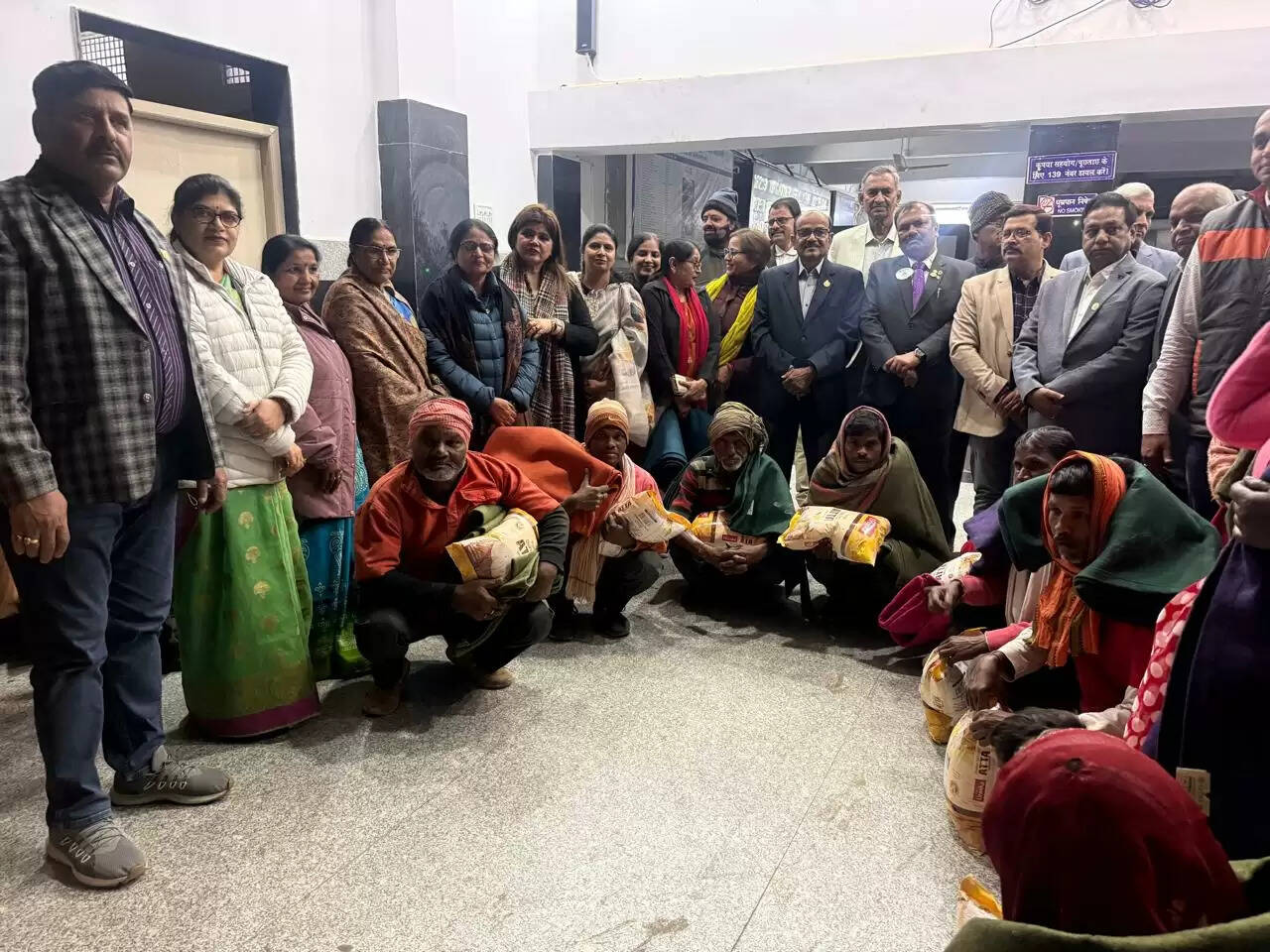 अनूपपुर: लायंस क्लब ने कुलियों का किया सम्मान, वितरण किया कंबल