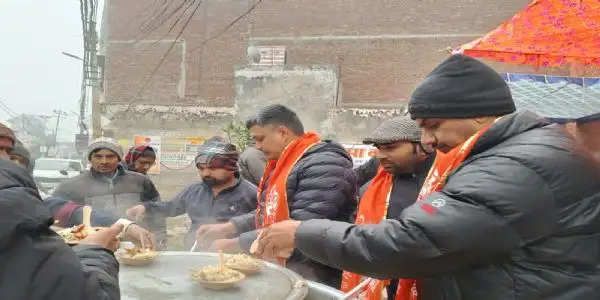 मुरादाबाद में धूमधाम से मना मकर संक्रांति, लोगों ने की खिचड़ी वितरित