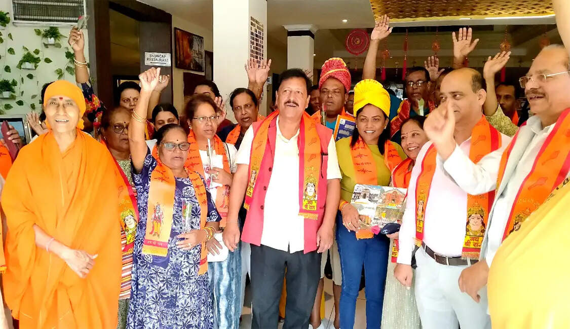 विदेशी हिंदू श्रद्धालुओं का 47 सदस्यीय दल चारधाम यात्रा पर रवाना