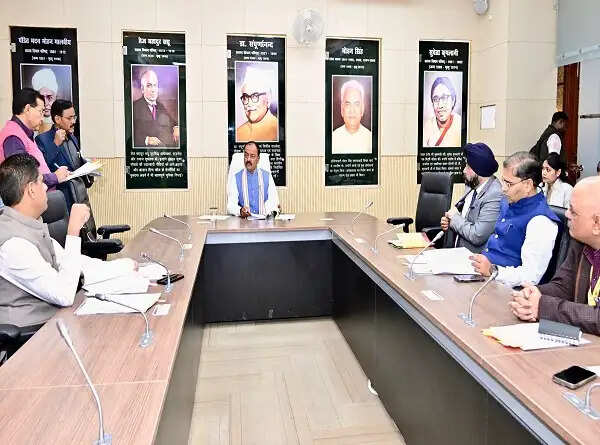 उपमुख्यमंत्री केशव ने गृह, राजस्व एवं ग्राम्य विकास विभाग के अधिकारियों के साथ की बैठक