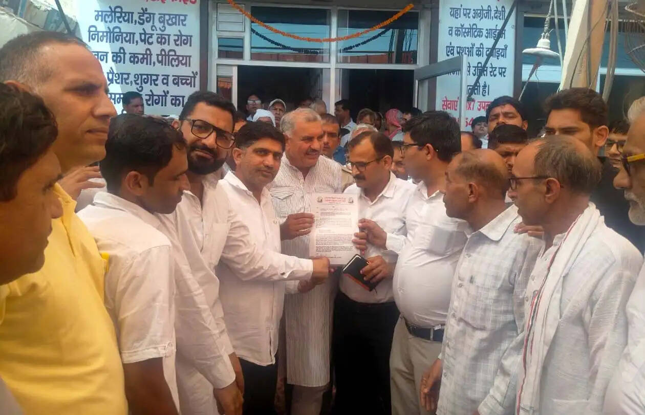 हिसार : कर्मचारियों से वादाखिलाफी का आरोप, बिजली कर्मचारी संयुक्त मोर्चा ने विधायकों को सौंपे ज्ञापन