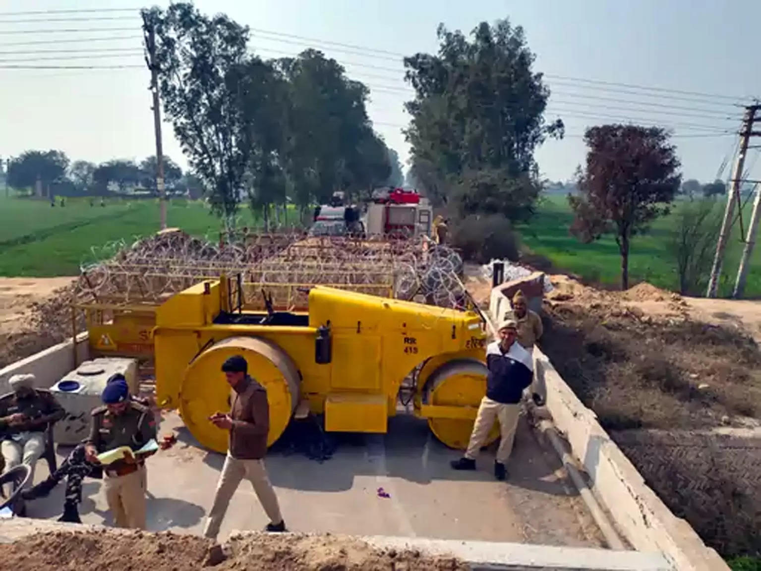 फतेहाबाद-रतिया रोड पर डटे किसान, कड़े सुरक्षा प्रबंधों के चलते बुधवार को रही शांति