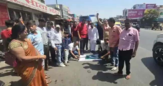 उज्जैन में आतंकवाद के खिलाफ विरोध-प्रदर्शन, सड़क पर पाकिस्तान का झंडा बिछाकर चप्पल मारी