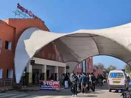 मंडला के नैनपुर रेलवे स्टेशन के सामने युवक ने फंदे पर लटककर किया सुसाइड