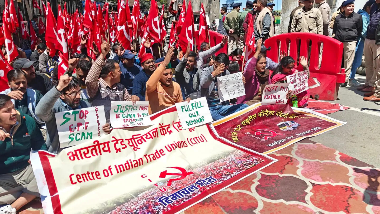 हिमाचल में एंबुलेंस कर्मियों की हड़ताल जारी, सचिवालय के बाहर दिया धरना