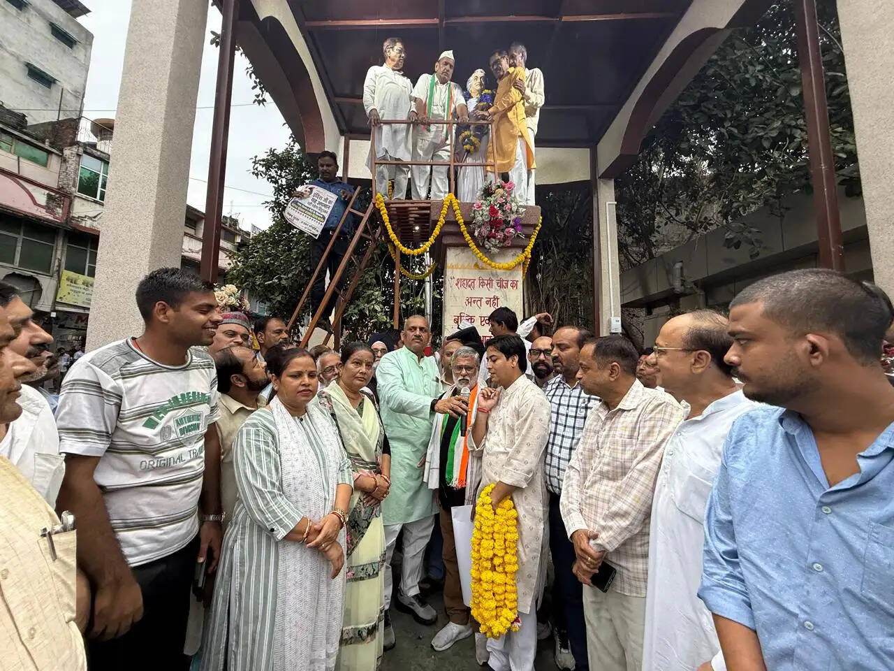 इंदिरा गांधी प्रतिमा स्थल के बाहर बने चबूतरे की जांच के लिए कांग्रेस-सपा ने उठाई आवाज, 24 घंटे में दस्तावेज मांगे