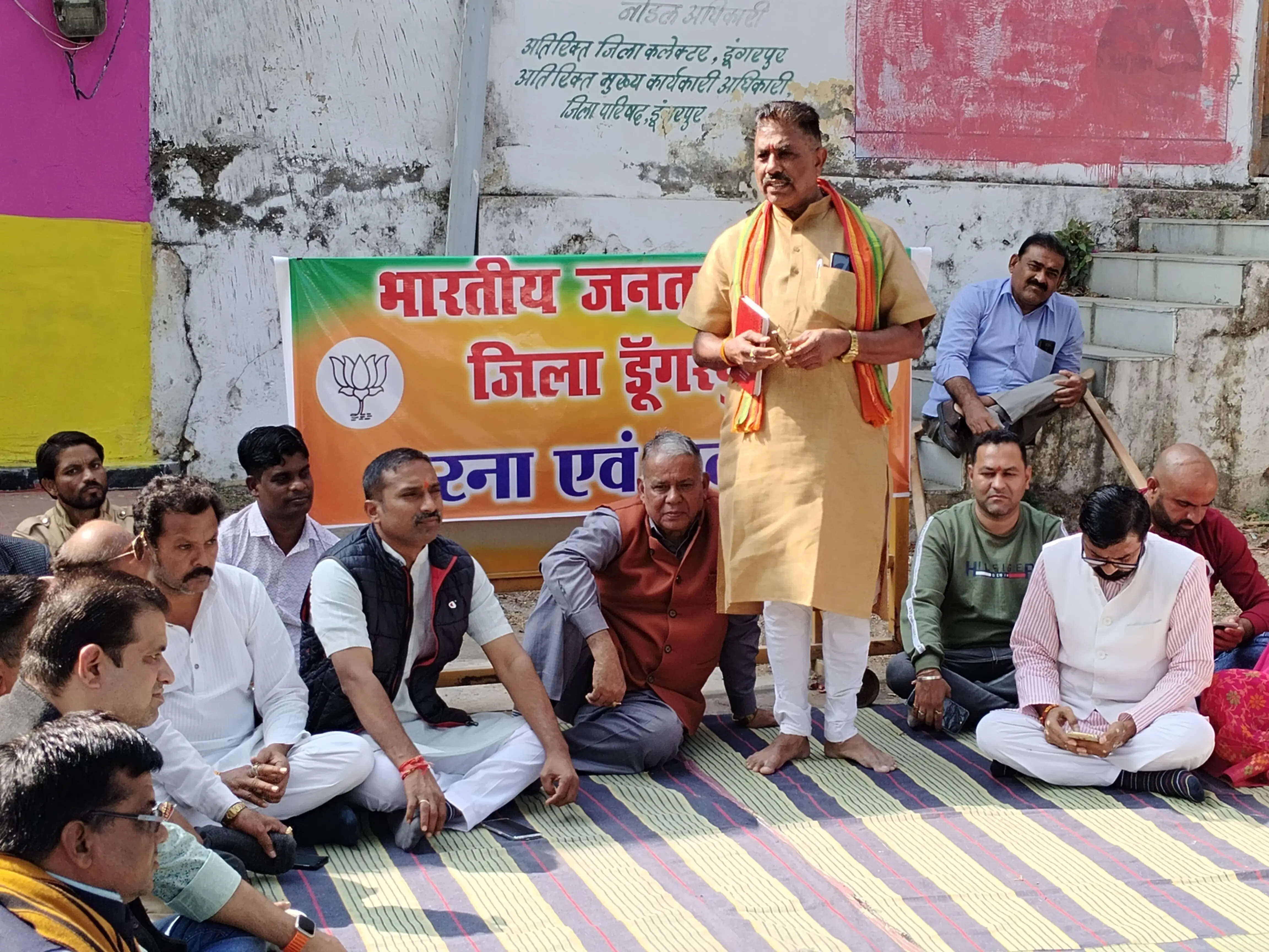 भाजपा ने कलेक्ट्रेट पर किया धरना-प्रदर्शन, राज्यसभा सांसद धीरज साहू का फूंका पुतला