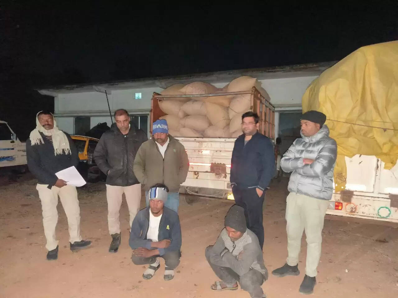 कोरिया: अवैध धान कारोबार पर प्रशासन का प्रहार, वाहन व सैकड़ों बोरी धान जब्त