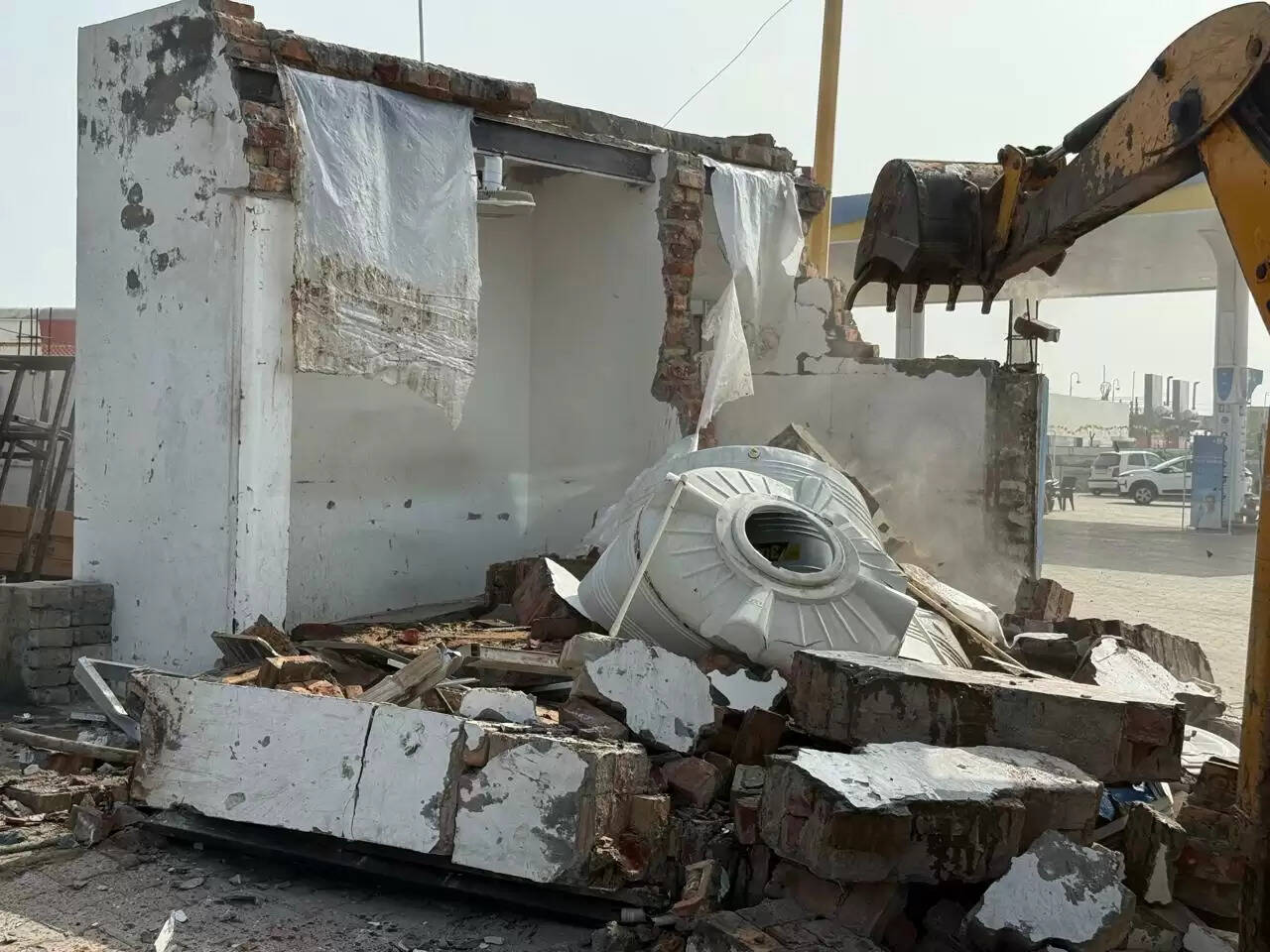 रोहतक प्रशासन का अवैध कालोनियों पर चला पीला पंजा, पुलिस बल रहा तैनात