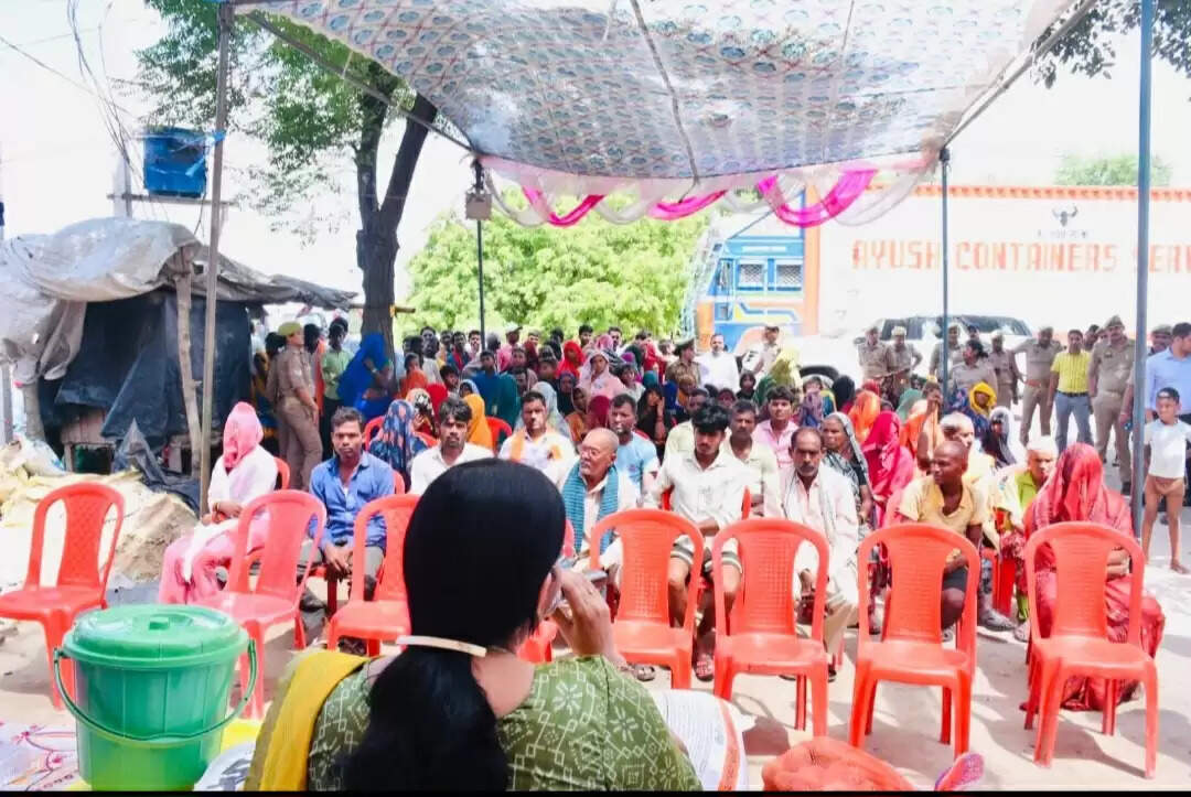 कन्नौज: प्रभारी मंत्री ने बाढ़ पीड़ितों को बांटी राहत सामग्री, कहा कोई कष्ट न हो