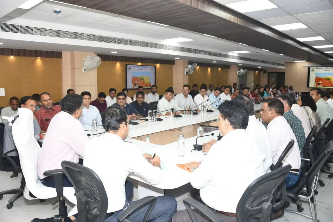 जनगणना 2027 काे लेकर निगम आयुक्त ने ली बैठक