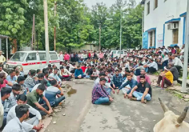 नर्मदापुरमः चार दिन से लापता छात्र का शव मिलने के बाद ग्रामीणों में आक्रोश, जिला अस्पताल में दिया धरना